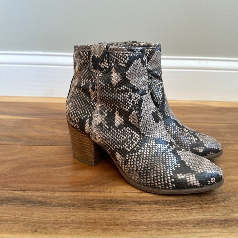 Carlos by Carlos Santana faux Snake Skin Heeled Ankle Boots 8